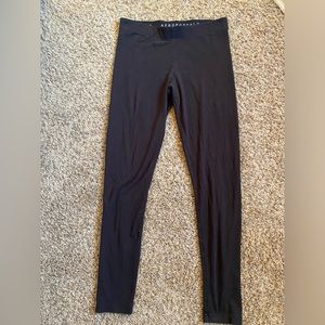 Black Aeropostale leggings.